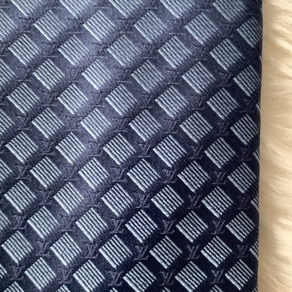 New Louis Vuitton Silk Tie - Picture 2 of 6